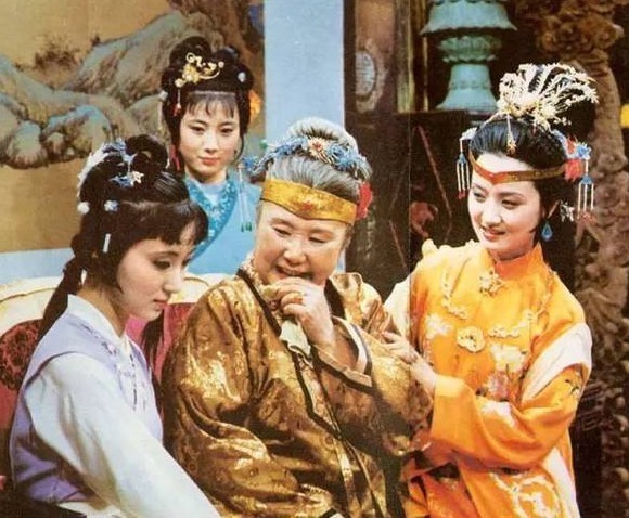 薛姨妈!心狠手辣王熙凤,无亲无故却给了这三个人柔软,人性本复杂