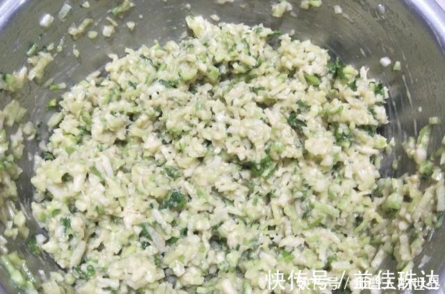 炸萝卜丸子时，牢记3个小技巧，炸出的丸子鲜香酥脆，凉了也不硬