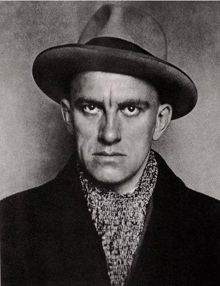 马雅可夫斯基:苏联最伟大的诗人,毕生都献给了无产阶级