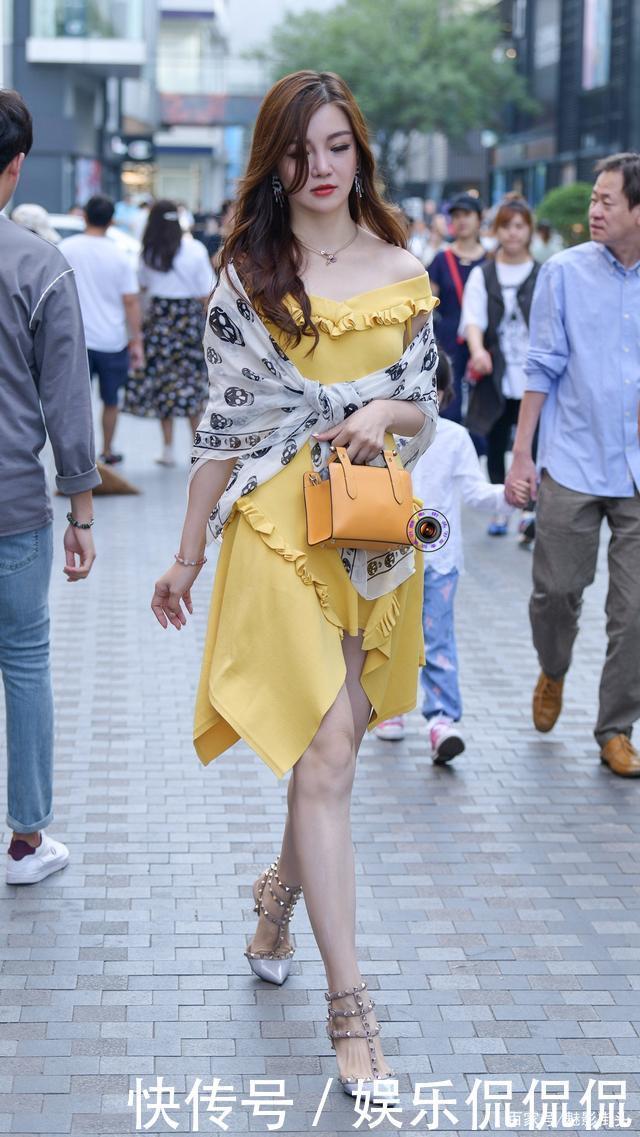 连衣裙搭配铆钉高跟鞋，再加一块披巾，美女是这样的妩媚而嫣润