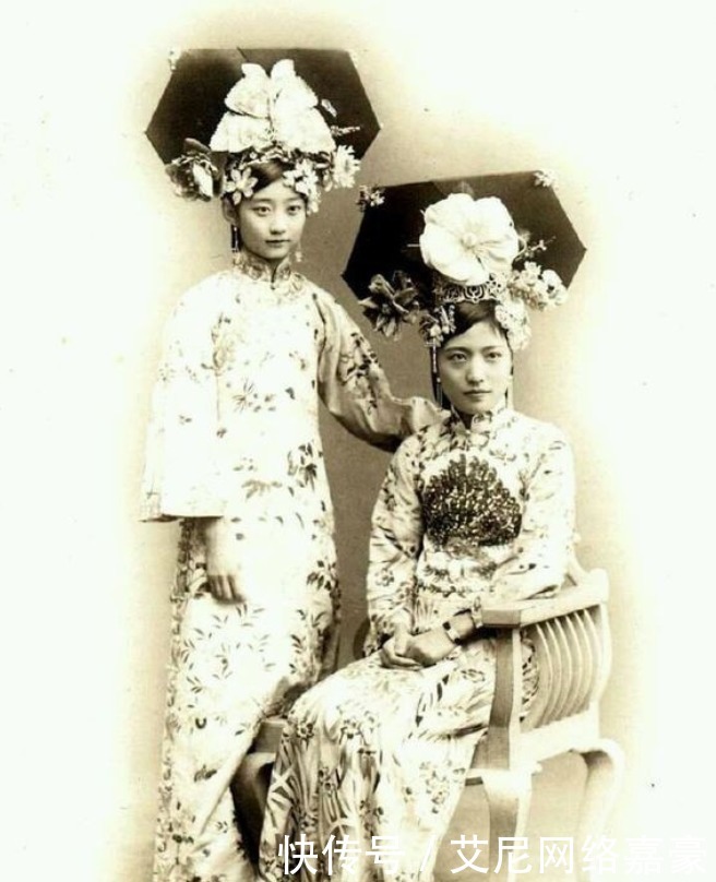 孟小冬和梅兰芳合影,晚年常说:只是一切都过去了罢