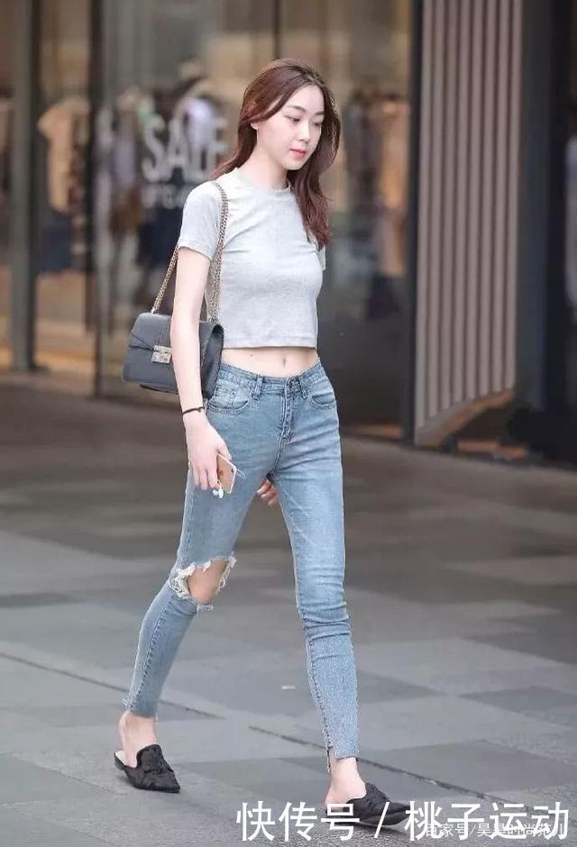 气质女生真会穿搭,修身短袖T恤+破洞牛仔裤,时髦减龄更显身材