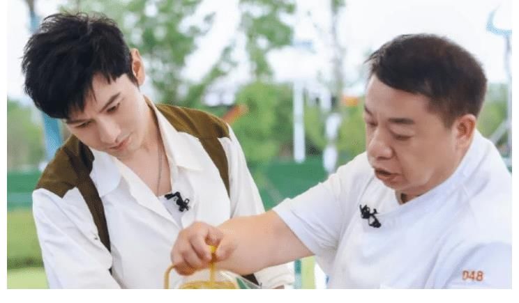 米线|《中餐厅5》有多假?客人吃到夹生米线忍气吞声,赵丽颖出手相助