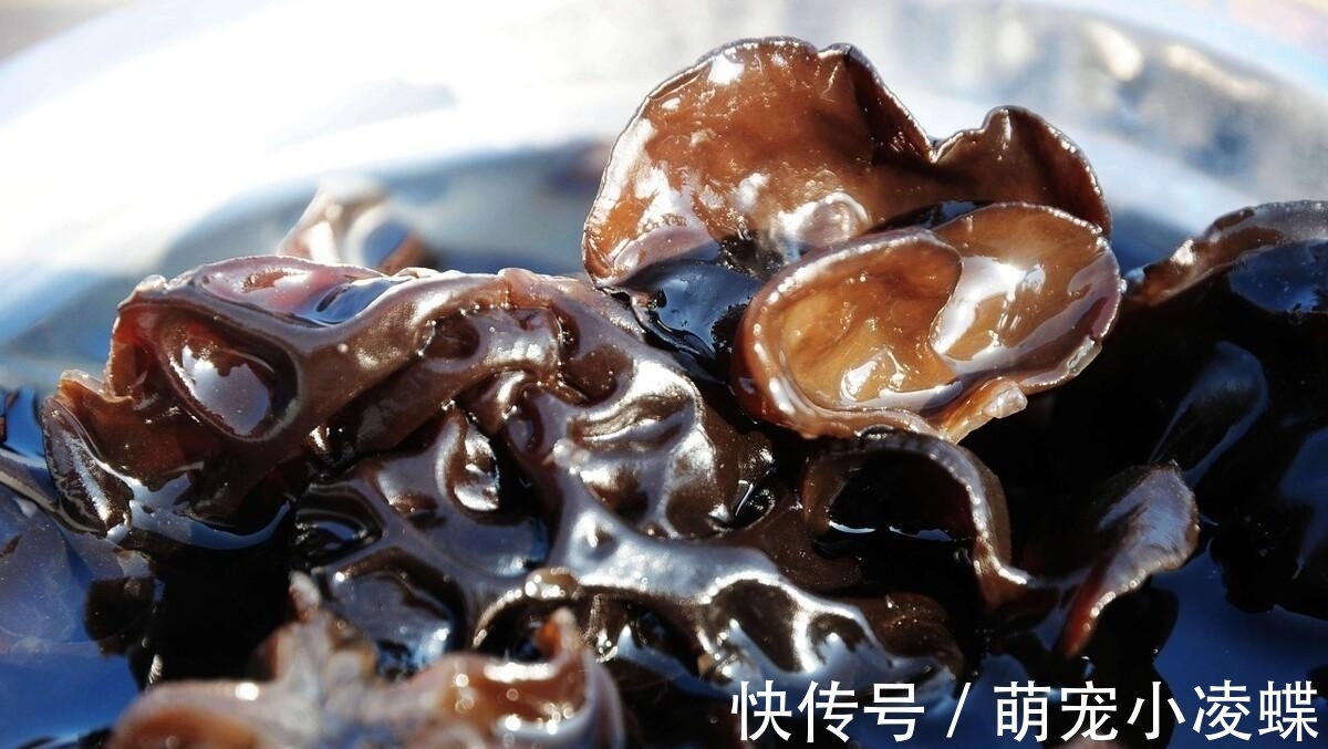 炒木耳时，总是“噼里啪啦”响，教你3招，木耳软嫩好吃不炸锅