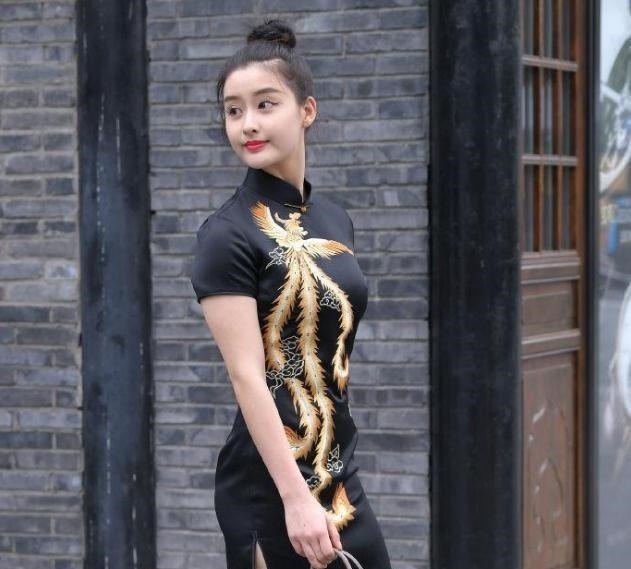 凤凰 精致美女身穿霸气的黑色“凤袍”,独特气质让人惊艳