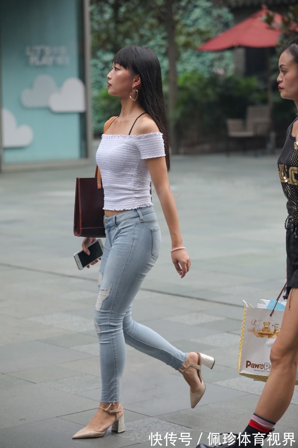 破洞 破洞牛仔裤穿搭简约又省心，配上一字肩，清爽靓丽又气质迷人
