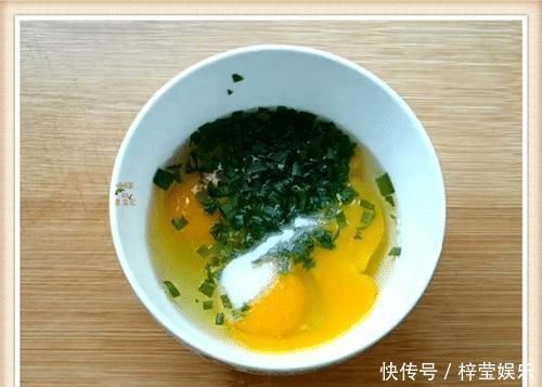 做法|做鸡蛋饼别再搅面糊了，学学这个新做法，柔软透亮比纸薄，特筋道