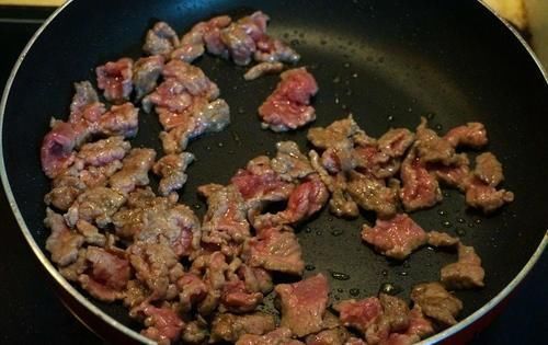 先炒青椒还是牛肉?饭店大厨多这一步,难怪炒不老,嫩滑入味!