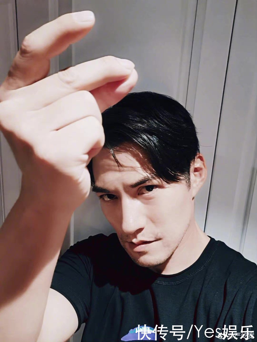 爆棚|严屹宽沉浸式玩游戏胜负欲爆棚 灭霸式打响指庆祝胜利仪式感满满