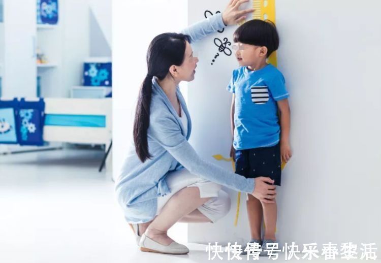 起床|孩子起床时间有讲究,盲目叫娃早起耽误长高,家长是否忽略了?