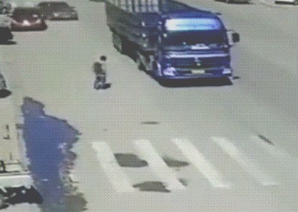 |搞笑GIF:你朋友圈里嗮旅游的,并不一定就是真的呦!