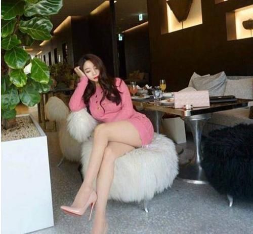 少妇 身材微胖美少妇,时尚紧身包臀裙,尽显迷人的身段!