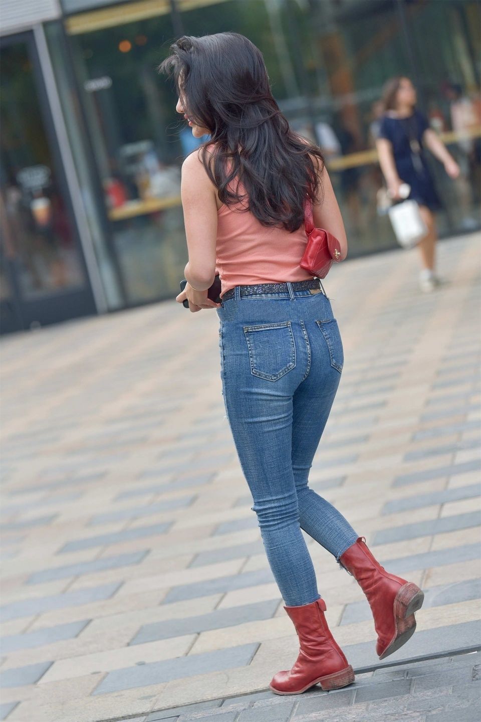 休闲 淡橘色上衣阳光热情,配合牛仔裤,展现别致街头休闲范儿