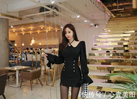 女神|女神孙允珠高清时尚搭配:亚眠哥特珍珠玫瑰吊肩蝶袖裙