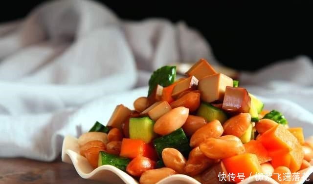 素菜|鸡蛋干拌花生米,别看是素菜,配上一杯小酒美的很