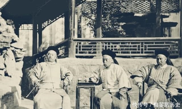 手里拿着|清朝官员的真实照片,无论官大还是官小都有一个特点,至今仍存在