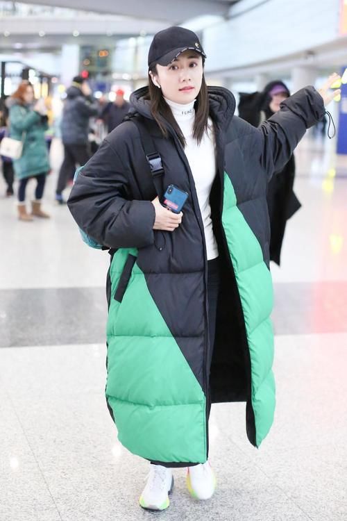 冬天想穿得时髦不费力，不如试试“打底衫＋外套”，每一套都好看