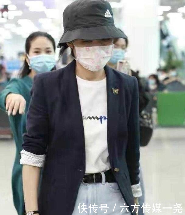 周涛|52岁周涛私服太会穿,小西装外套配牛仔裤减龄时尚,气质真高级