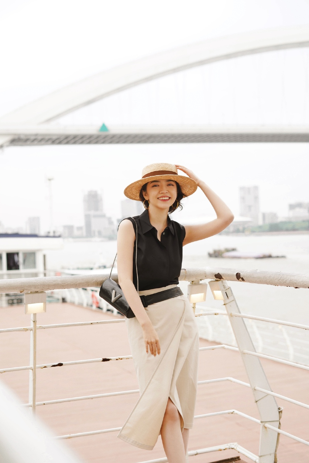 百搭|夏季如何穿出高级感,白色衬衫搭配牛仔裤简约洋气,百搭又通勤