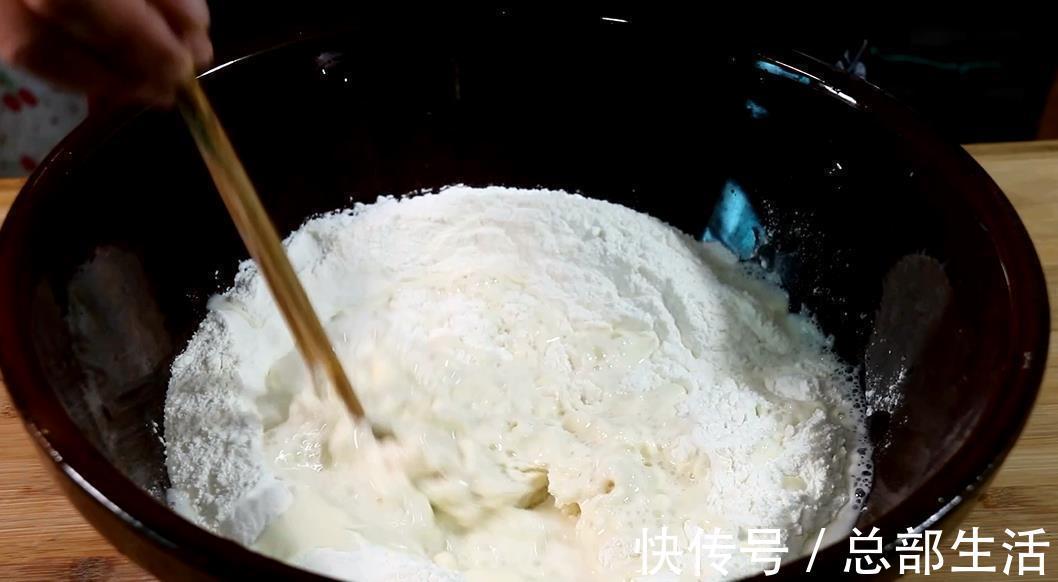 做法|面粉别只会蒸馒头,教你一种新做法,松软香甜,一顿5个不够吃