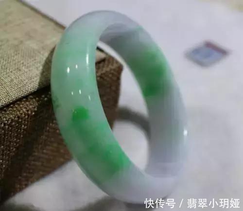 翡翠戴久了变黑是肿么了，揭秘！