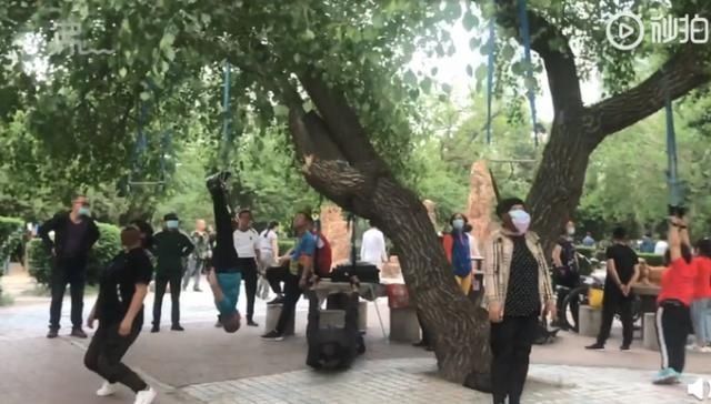 锻炼方式|大爷大妈为治疗颈椎病把头挂树枝上锻炼，跟随绳索摇晃！网友：确定老年人可以这么玩？