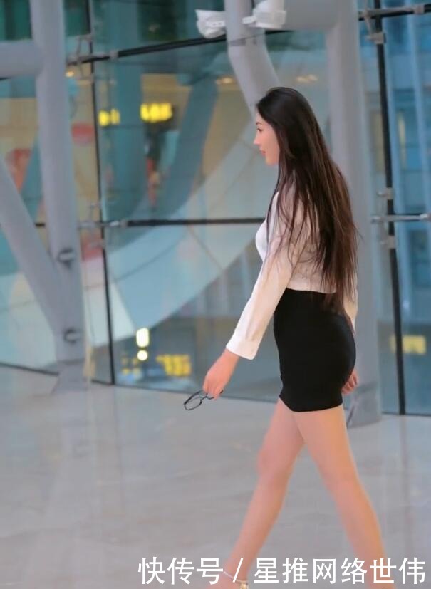 潮流时尚:白衬衫遇上黑色短裙,让女人美出不一样的风格!