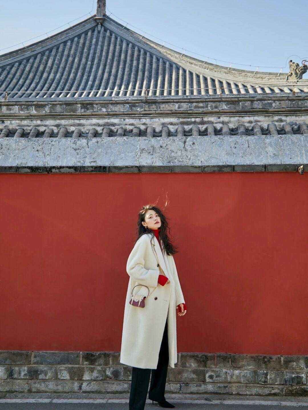 修身裤|今年别在穿“修身裤+长靴”,九分阔腿裤+紧口靴,才是最时髦