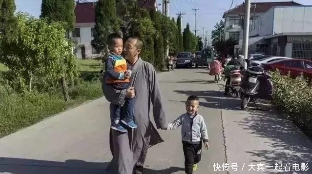 女子|被寺庙逐出的“花和尚”:8年收养22个孩子,帮助200多位女子