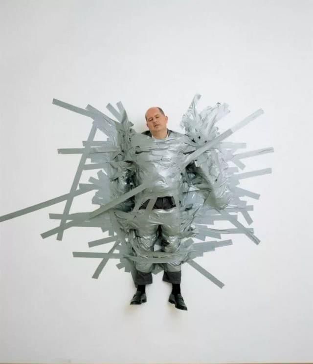 他在墙上粘了根香蕉,卖了90万,网友不懂,专家却说:这是艺术品