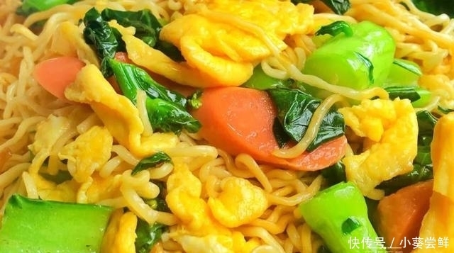 家常炒方便面，味道果然不一样，比用开水泡有营养多了