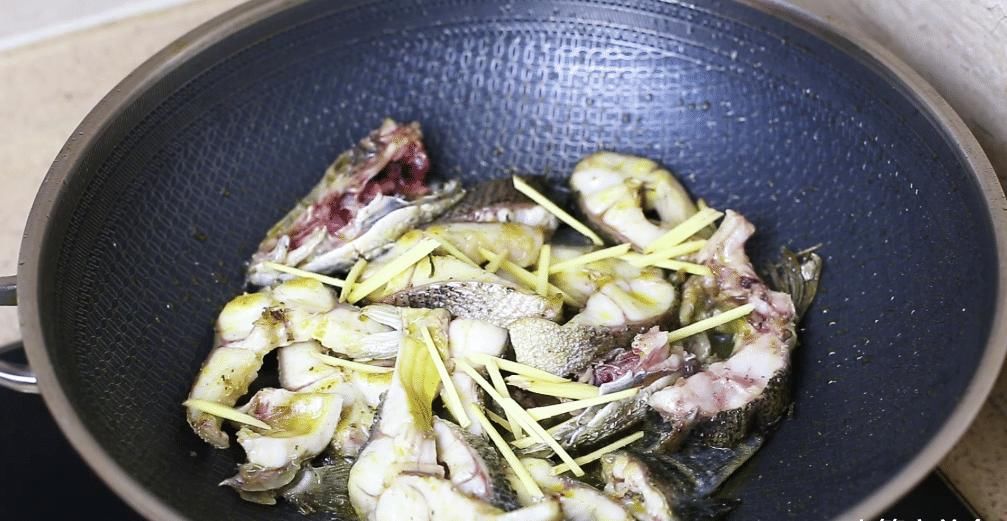 为什么饭店的鱼汤都是金黄色的？其实方法很简单，汤浓好喝无腥味