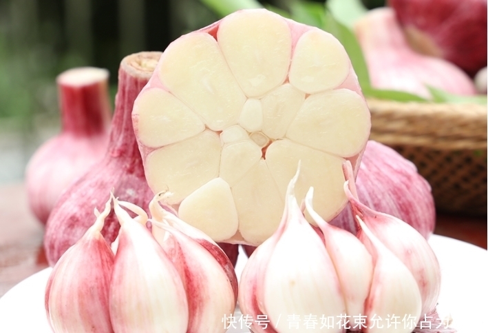 买大蒜,白皮的好还是紫皮的好?老蒜农教你4个技巧,别再买错了