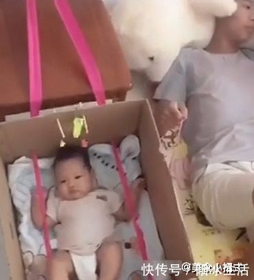 宝妈去跳广场舞,将满月的妹妹给哥哥带,回来后一瞧泪目了