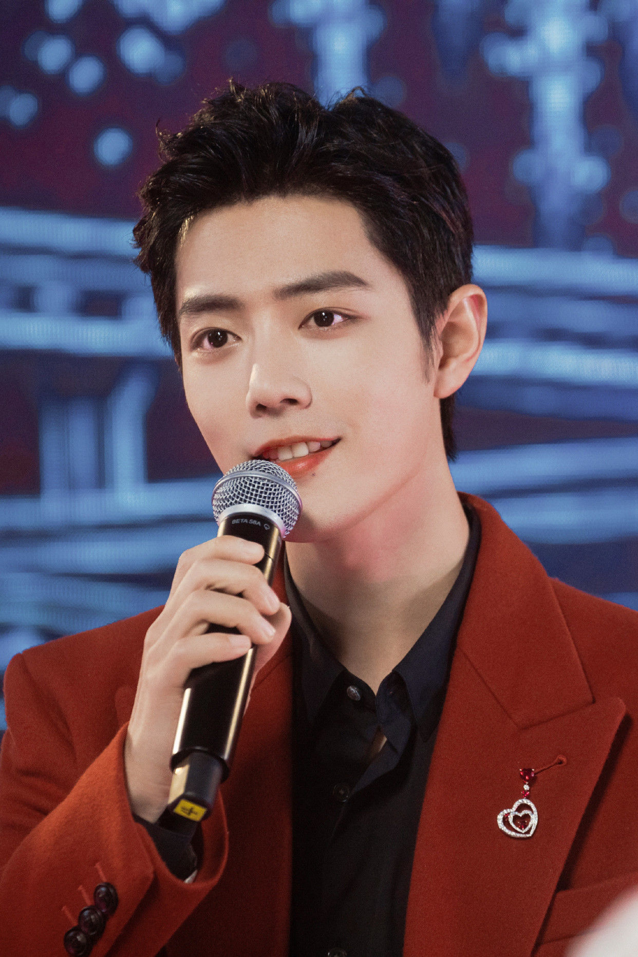 肖战粉丝有多难？多家卫视春晚官宣肖战，三台电视机都不够看！