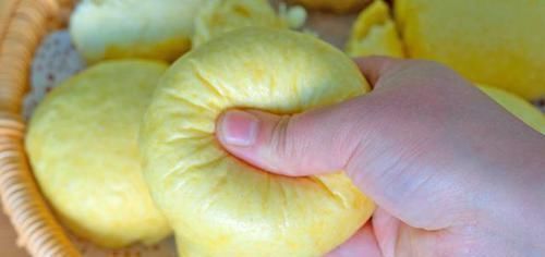 玉米面|玉米面最好吃的做法，开水烫一烫，粗粮细作超松软，比面包还好吃