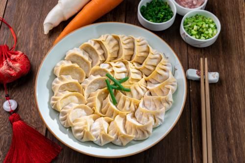 白菜做馅，切忌用盐杀水，给您支一招，白菜不出水，饺子鲜美多汁