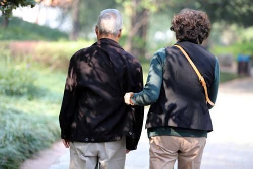 关键|养儿防老成难题?关键看父母,这几类父母儿女抢着养,原因很现实