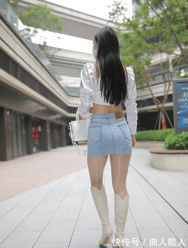 小姐姐 蓝色包臀牛仔短裙搭配白色短款方领上衣,身材高挑小姐姐太过抢眼!