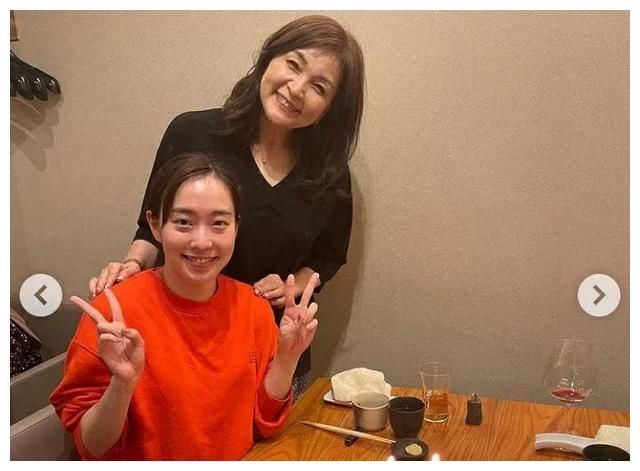 石川佳纯晒童年照，母女同框，情深似海