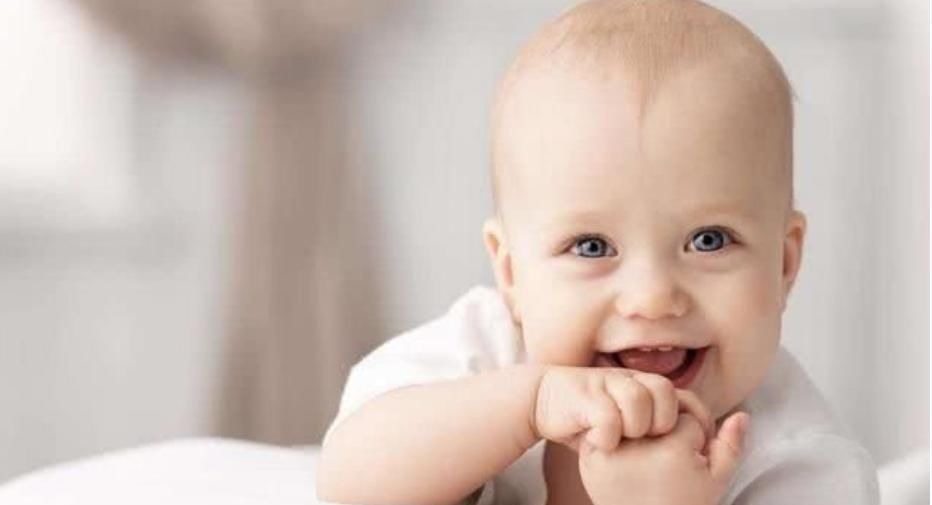 入睡|宝宝频繁夜醒?培养宝宝一个能力很关键,父母学会了孩子睡整夜