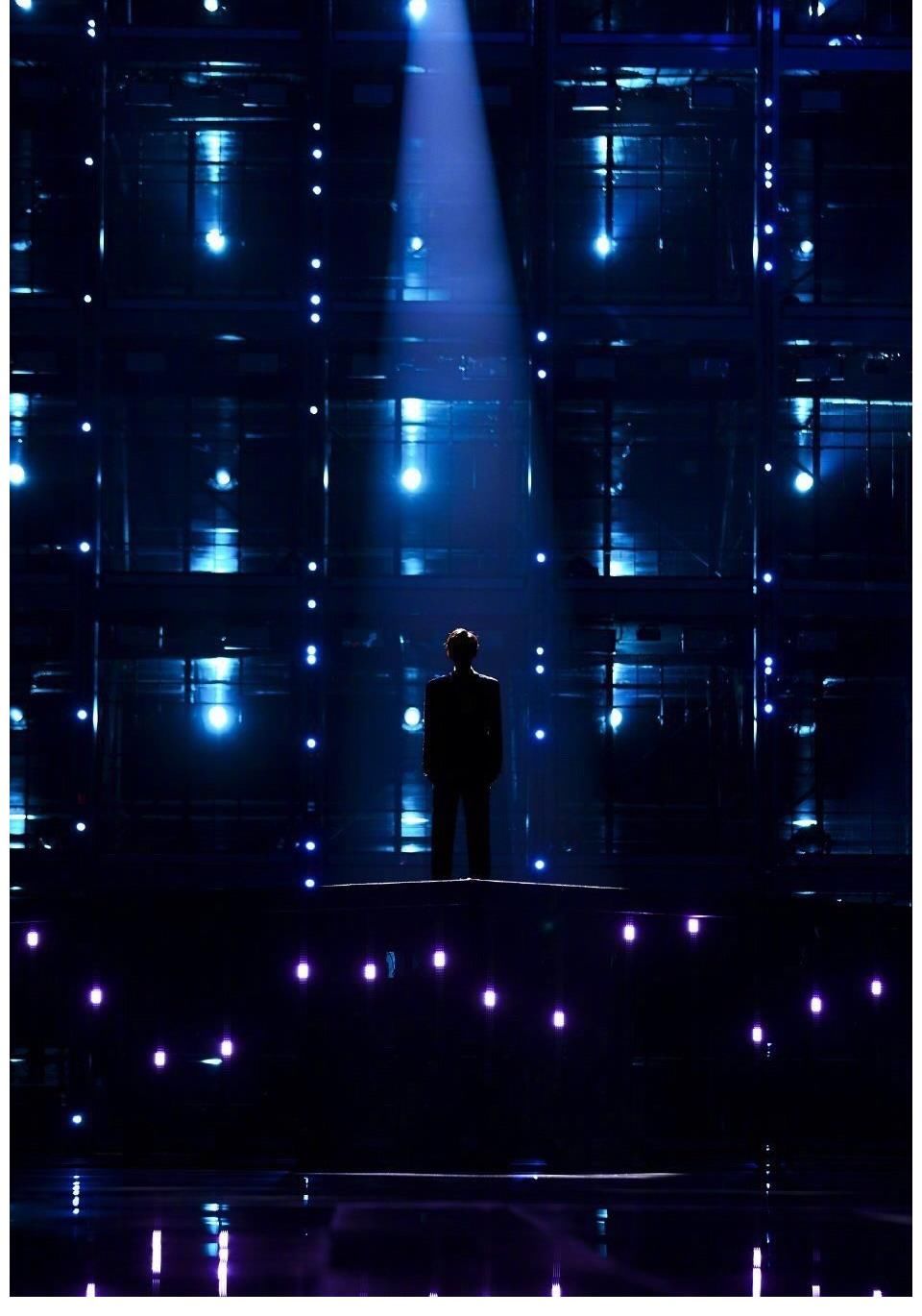 王源沸腾之夜彩排照舞台上闪耀…