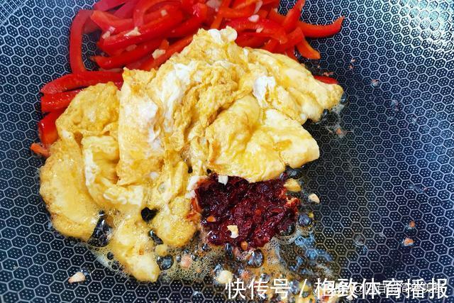郫县豆瓣酱|鸡蛋茄子配彩椒，不油不腻味道香，真的越吃越想吃