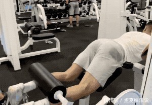 阳光帅气|183cm筋肉大学生酷爱穿灰裤子,这身材太上头了