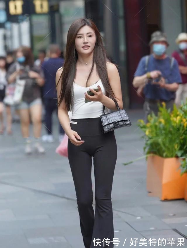 穿搭 夏季选择“小黑裤”不按常理的穿搭方式,在视觉上往往有奇效!