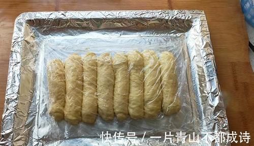 玉米油|教你做懒人版面包,不用揉面,更不用揉膜,面包柔软拉丝又好吃