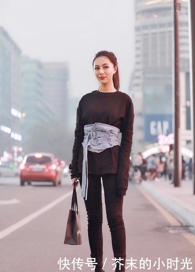 牛仔裤休闲不失潮流的感觉,整个人看上去非常优雅大方