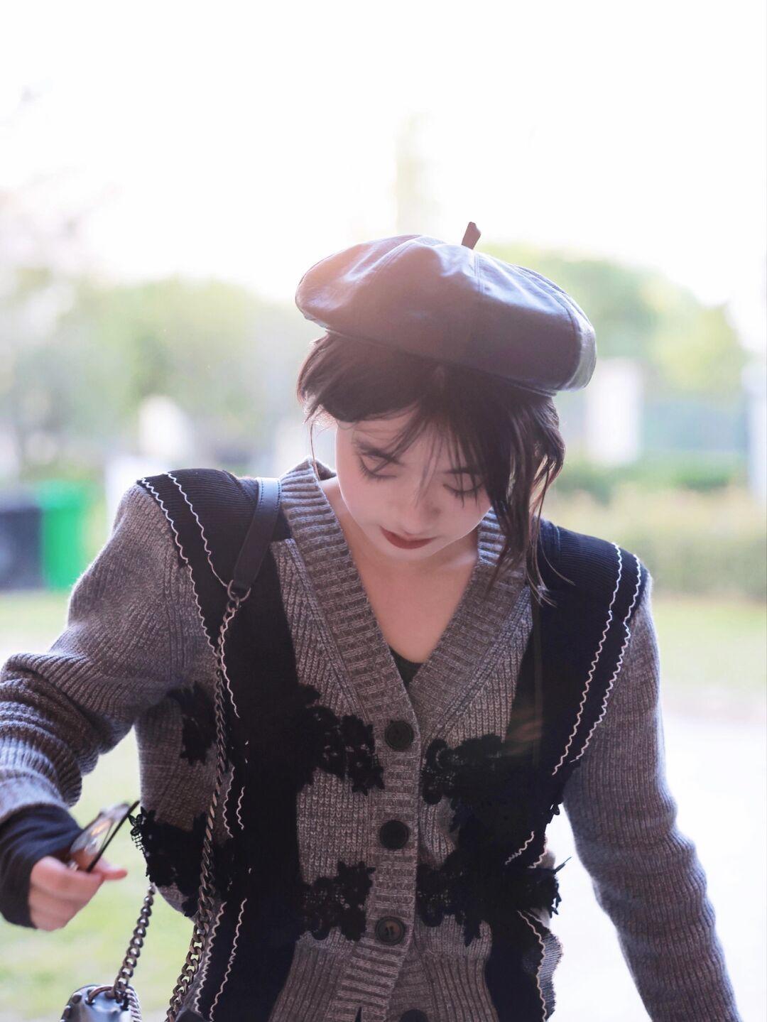 秋天|秋天也可以把裙子穿得很美,蓝色针织衫搭配吊带裙,气质又优雅