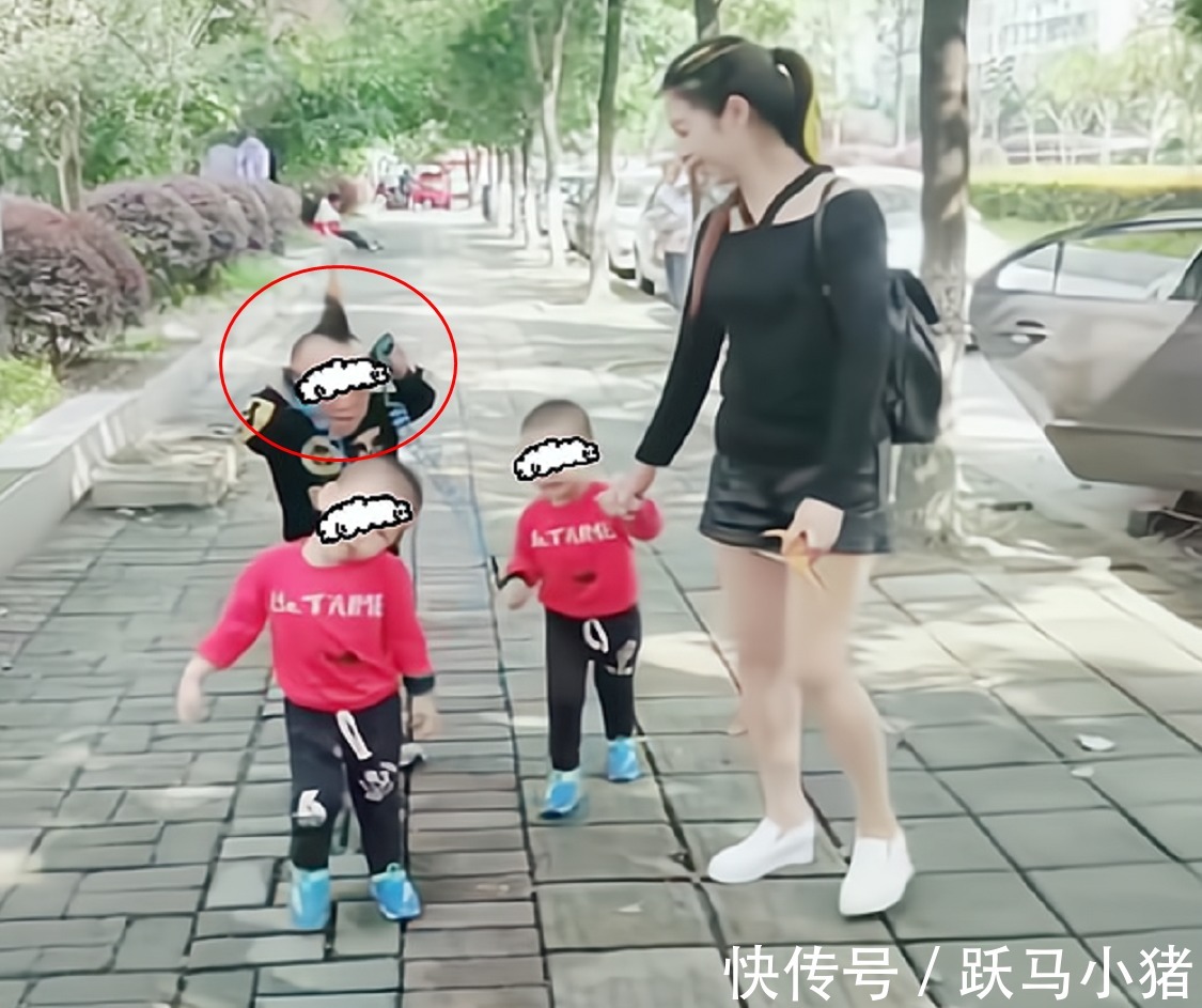 缺陷|“袖珍丈夫”走红,和妻子牵娃上街,路人问宝妈3个都你生的