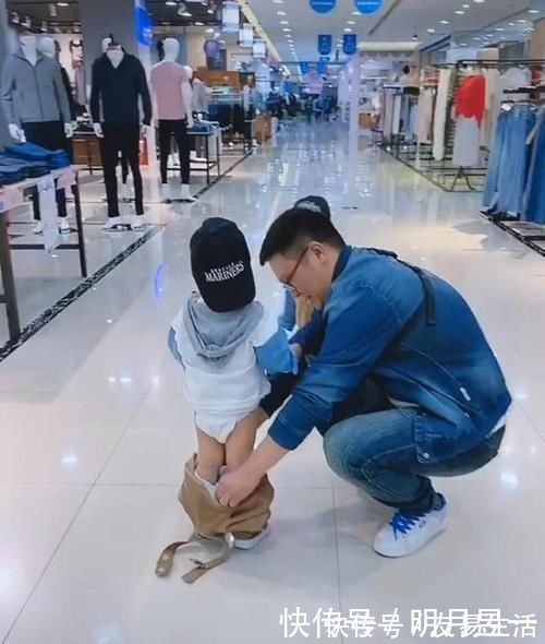 不靠谱|佛系奶爸带娃逛商场,宝宝裤子掉了却浑然不知,儿子幸亏穿了尿不湿